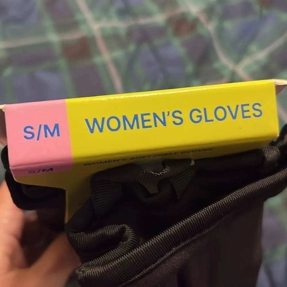 NWT Free Country softshell women’s Gloves  Size small/medium